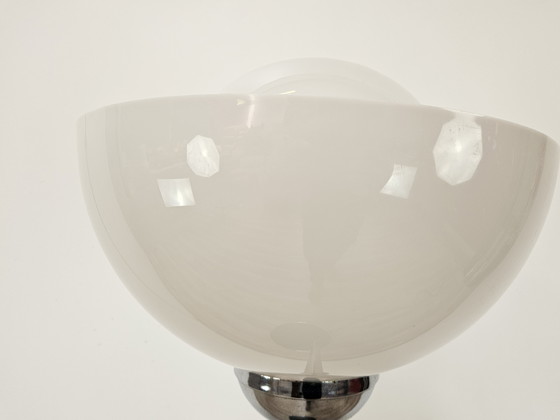 Image 1 of Lampada da terra anni '70 in metallo e vetro bianco