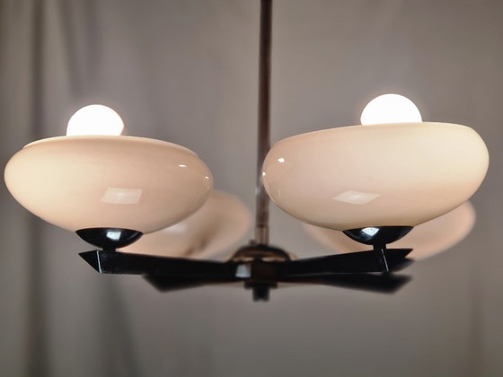 Image 1 of Raro lampadario NAPAKO degli anni '40 | Vetro opalino rosa, legno e rame