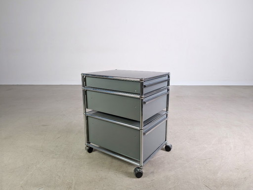 4x Armario de oficina móvil USM Haller con ruedas, gris, abierto