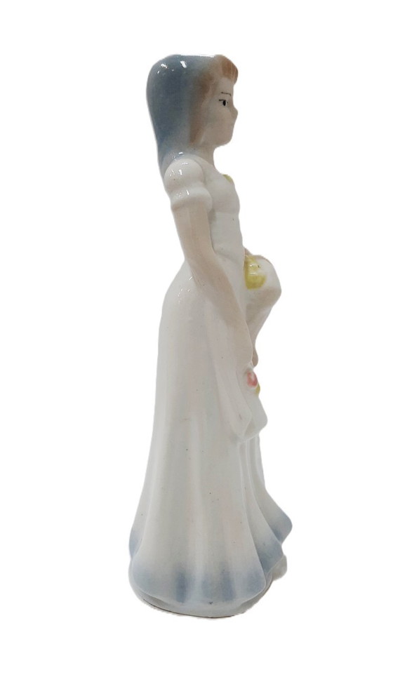 Image 1 of Vintage porseleinen beeldje van elegante vrouw met een mand met bloemen