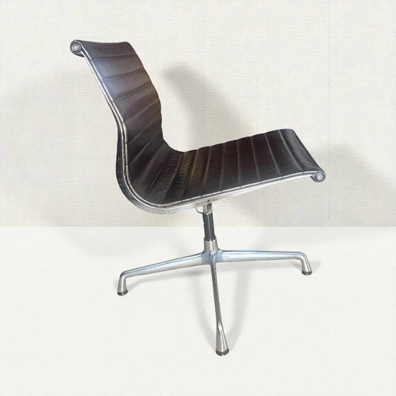 Image 1 of Original Vintage Vitra EA 105 hergestellt 1986. Ray und Charles Eams Drehstuhl mit dunkel braunem Lederbezug und Label