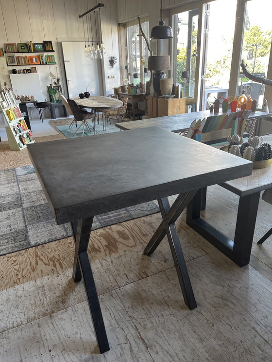 Image 1 of Tavolo da bar o tavolo per stare in piedi in cemento.