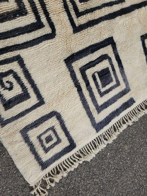 Moroccan Berber rug in cream and black 300x200 cm – spiral geometric pattern – Rugs & carpets, Wool, Cotton (photo 9 of 11)
