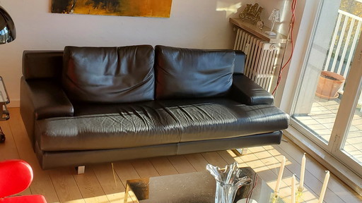 2 schwarze Ledersofas