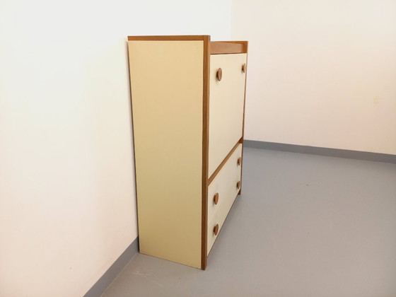 Image 1 of Secrétaire meuble de rangement vintage en bois de chêne et mélaminé blanc écru des années 70