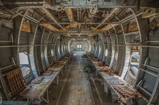 - Avión abandonado
