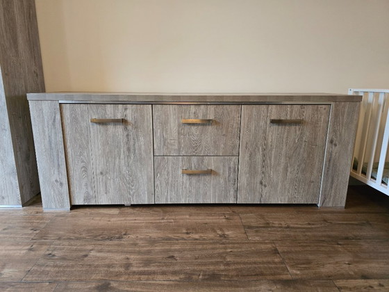 Image 1 of Aparador moderno y robusto