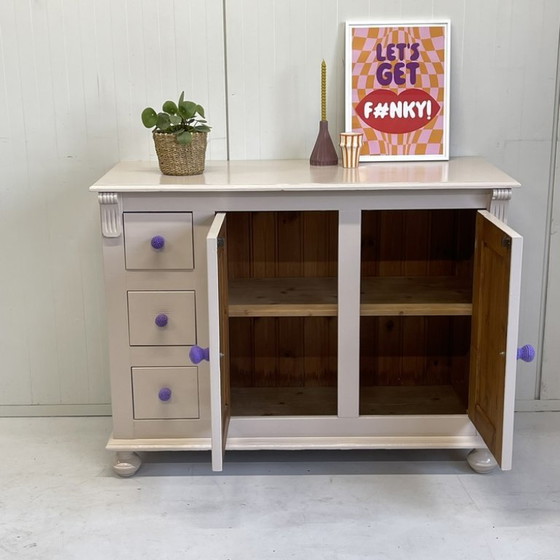 Image 1 of Cómoda sólida Restyle arena y pomos HK living