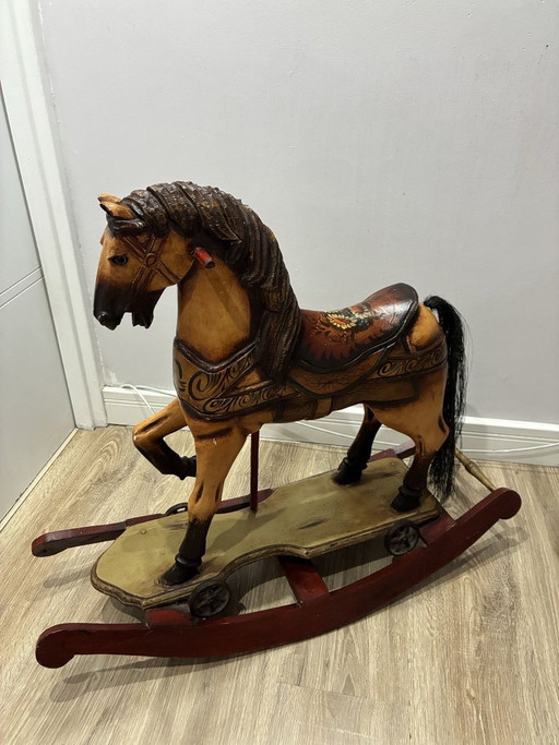 Caballo balancín antiguo tallado a mano sobre ruedas, principios del siglo XX