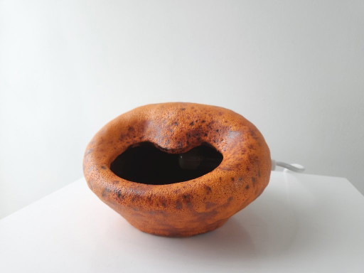 Keramieken vintage tafellamp, chamotte klei, oranje brutalist aardewerken mcm lamp