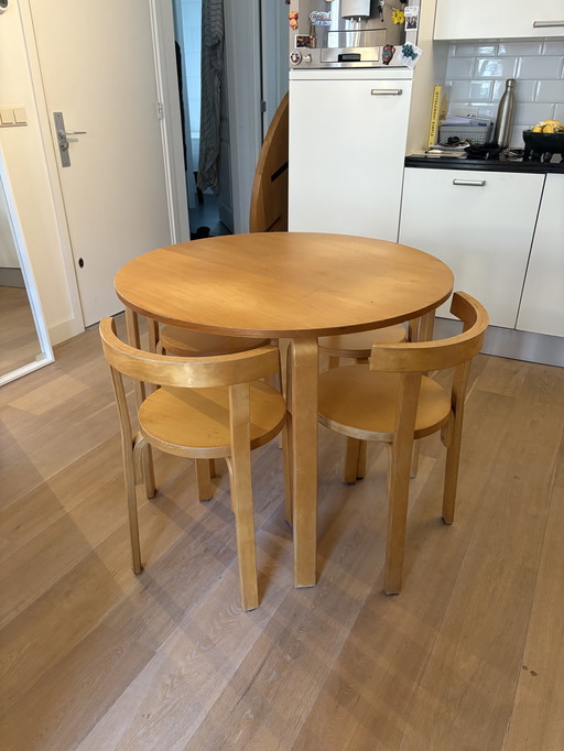 Vintage tafel en stoelen in de stijl van Alvaro Arket.