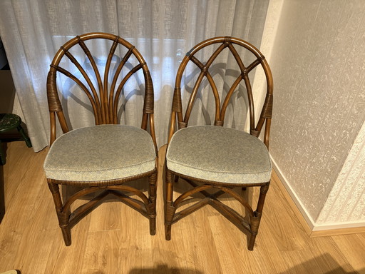 Deux chaises Angraves « Invicta » originales en rotin à dossier en éventail, comme neuves, années 1970.