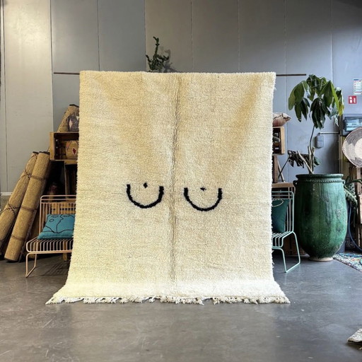 Tapis marocain moderne et minimaliste blanc