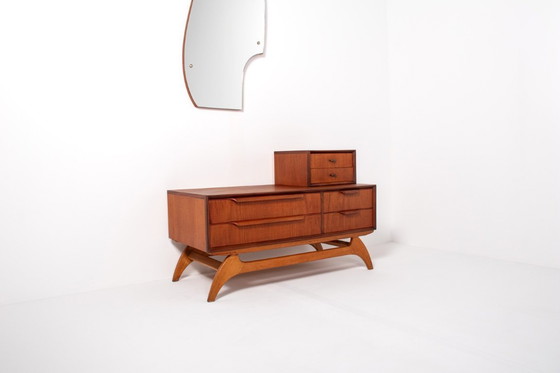 Image 1 of Cómoda baja de teca de mediados de siglo con espejo – Cómoda danesa de estilo lowboy, década de 1950