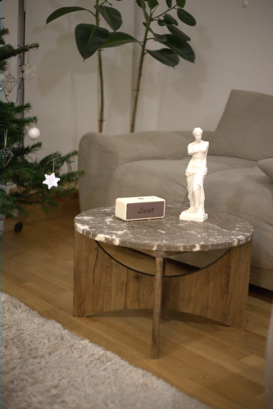 Image 1 of Mesa de centro Rotunda Forest Snow de piedra natural y madera maciza de roble