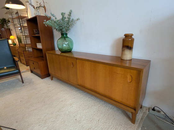 Image 1 of buffet bas vintage, style milieu du siècle, avec portes coulissantes