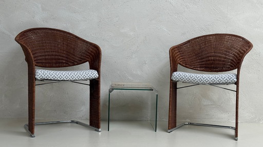 Deux magnifiques chaises design en rotin avec piètement chromé