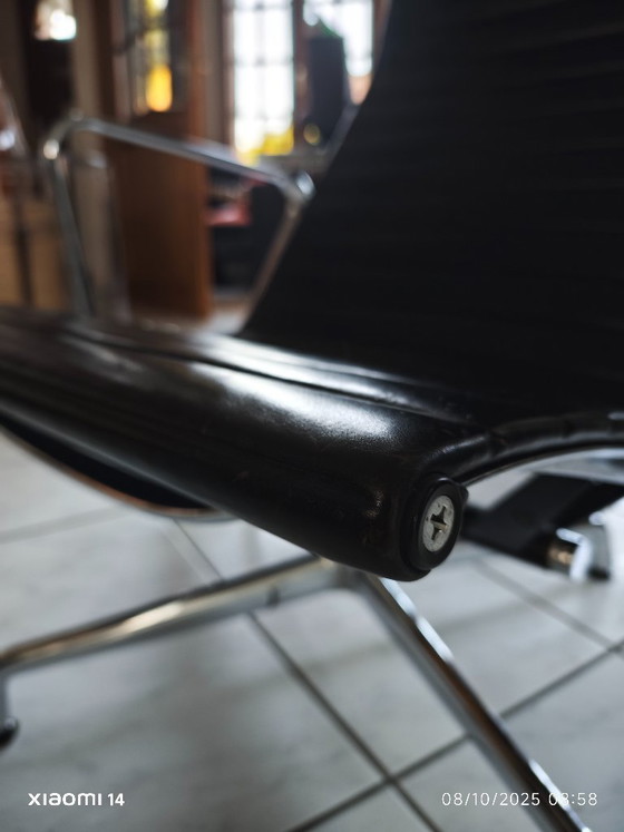 Image 1 of Sedia da ufficio Vitra EA124 di Charles e Ray Eames.