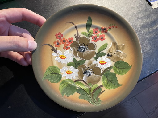 Assiette murale vintage Tułowice en porcelaine polonaise à décor floral – Peinte à la main, années 1960 – wanddecoratie