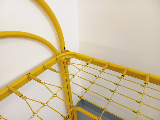 Image 1 of Twee vintage Italiaanse Maretto Marflex stapelbedden van geel metaal uit de jaren 80.