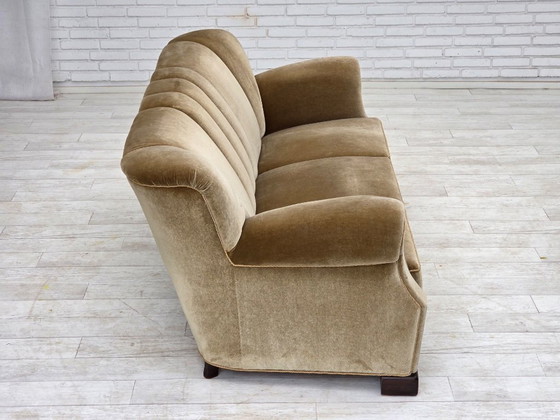 Image 1 of Deense driezitsbank uit de jaren 60, bekleed met groen meubelvelours en voorzien van eikenhouten poten.