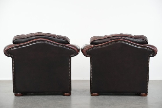 Image 1 of 2 Chesterfield-Sessel im englischen Stil mit rotem, geflammtem Rindslederbezug in gutem Zustand