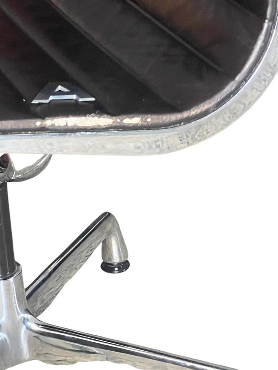 Chaise pivotante originale Vitra EA 106 Eames | Cuir marron foncé | Charles & Ray Eames | Vintage 1986 avec (photo 15 of 18)