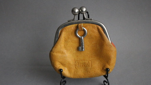 Vintage Fossil leather wallet with kiss-the-closure closure