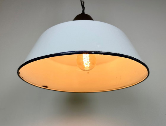 Image 1 of Industrielle Pendelleuchte aus weißem Emaille und Gusseisen, 1960er Jahre
