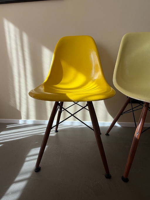 Set of 4 Vintage Eames Fiberglass Side Chairs (DSW)