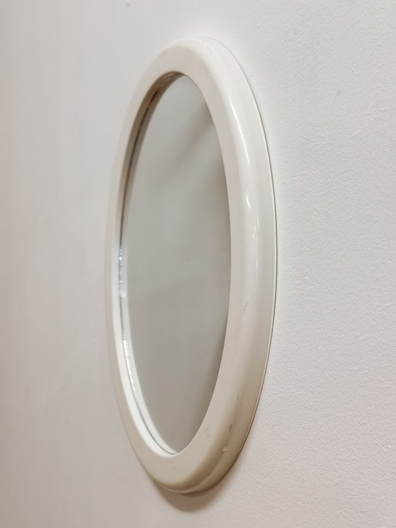 Image 1 of Specchio ovale vintage in plastica bianca