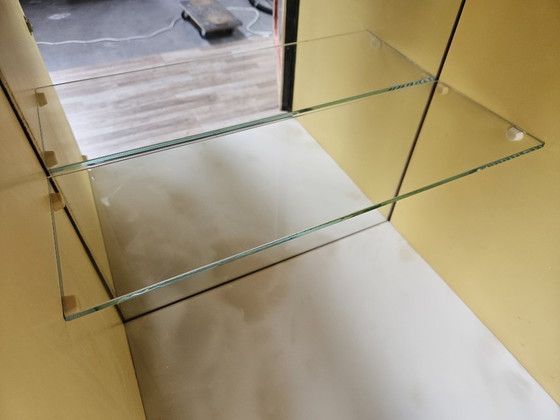 Image 1 of Vetrina in mogano della metà del 1960 con piano in vetro