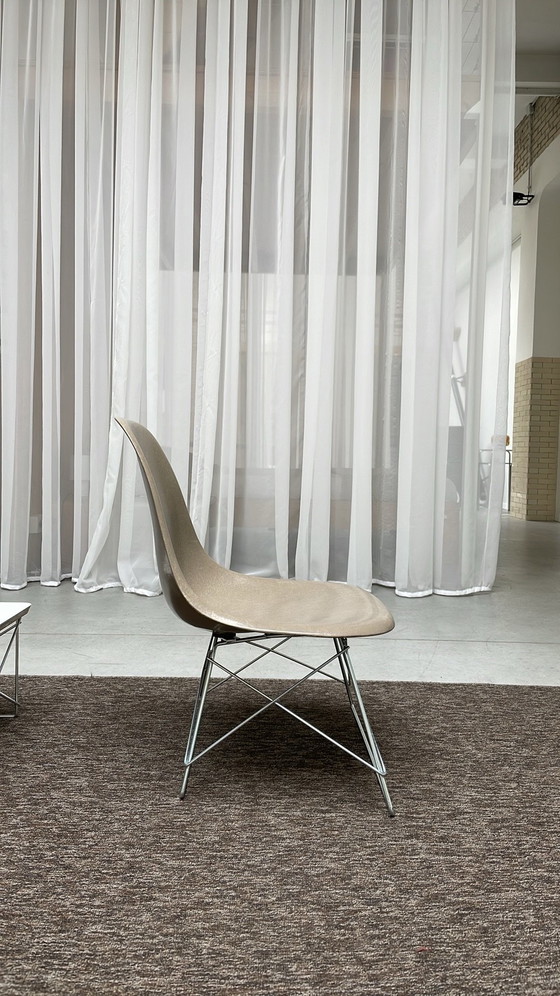 1x Herman Miller Eames LKR lounge chair, Chairs and lounge chairs, Chrome, Fiberglass, Beige (photo 7 of 10)