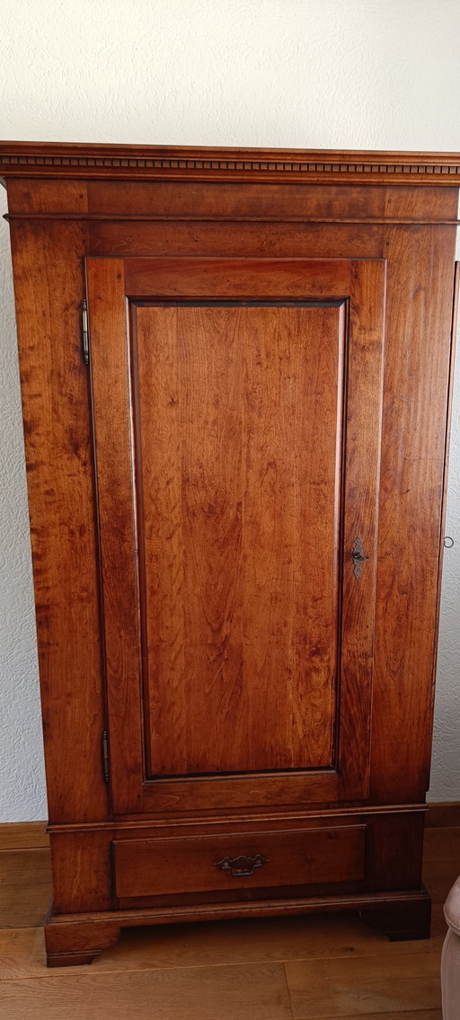 Armario antiguo con aspecto moderno.