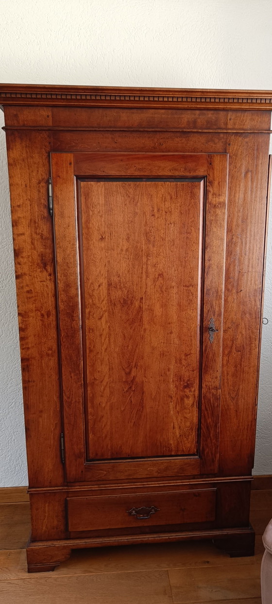 Image 1 of Armario antiguo con aspecto moderno.