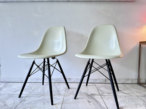 2x Vitra Eames Fiberglass Side Chair DSW - Wood and Wire Base-01 Eames Parchment-Black Maple