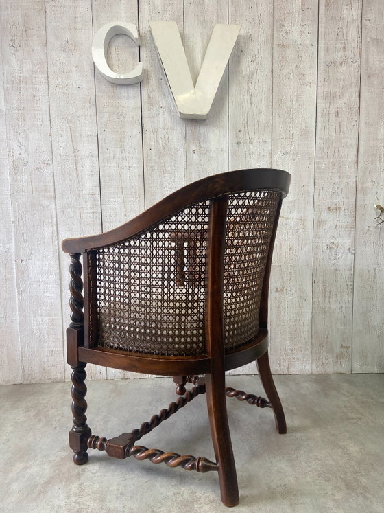 Image 1 of Poltrona antica con intreccio in vimini e decorazioni in legno.