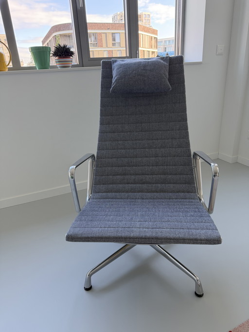 Vitra Eames EA 124 Aluminium Chair
