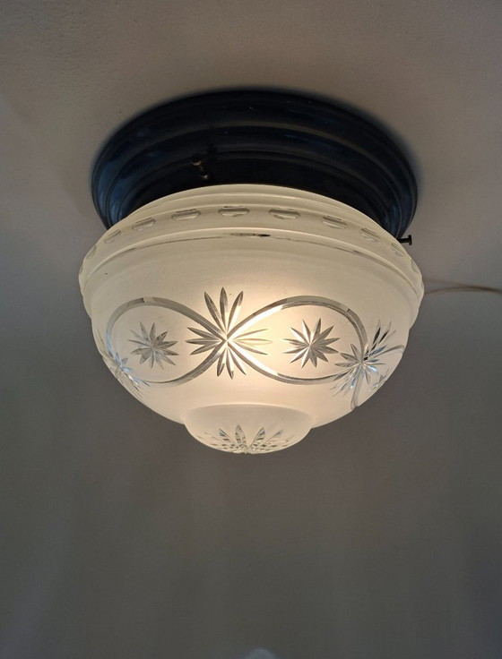 Image 1 of Wunderschöne Art-Deco-Deckenleuchte aus mattiertem und geschliffenem Glas.