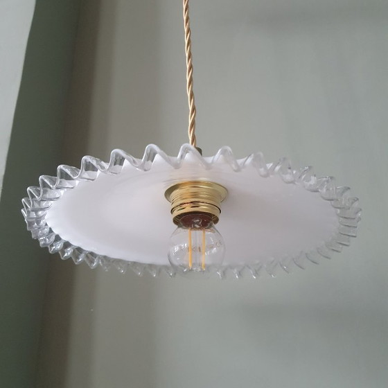 Image 1 of Set di 2 lampade a sospensione francesi in vetro opalino degli anni '30. Modello Piecrust.