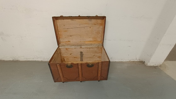 Image 1 of Vieille malle de voyage marron. À récupérer sur place uniquement.