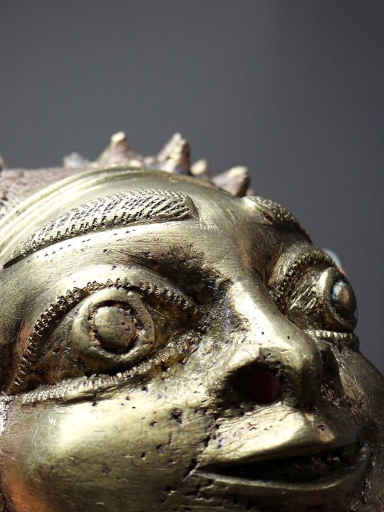 Image 1 of Pequeña máscara Oba de bronce dorado procedente de Bamoun, Camerún, África antigua