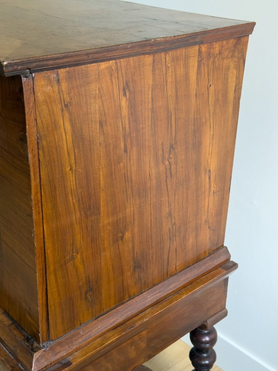 Image 1 of Elegante gabinete con patas en cruz de nogal del siglo XVII