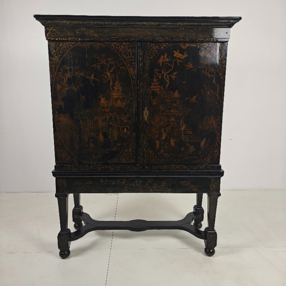 Image 1 of Ein seltener niederländischer Chinoiserie-Schrank aus dem frühen 18. Jahrhundert, lackiert, um 1700.