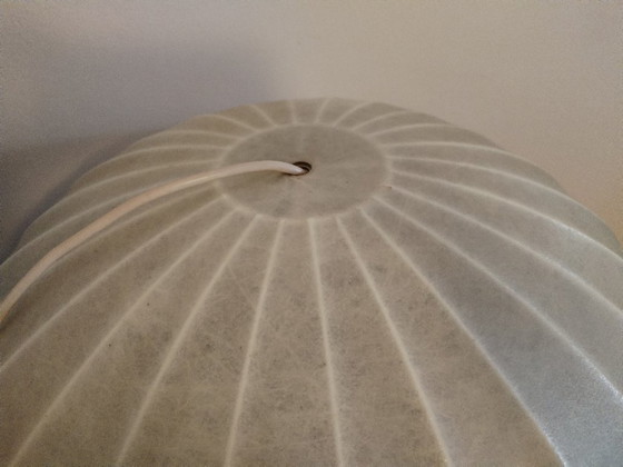 Image 1 of Grote Cocoon tafel-/vloerlamp met gouden rand (55 cm) – jaren 60 – toegeschreven aan Wauer – zeldzame grote versie