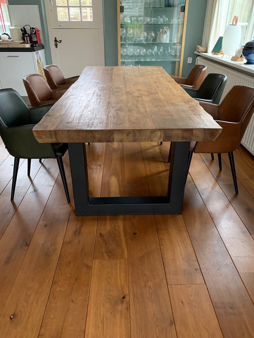 Grande table à manger robuste