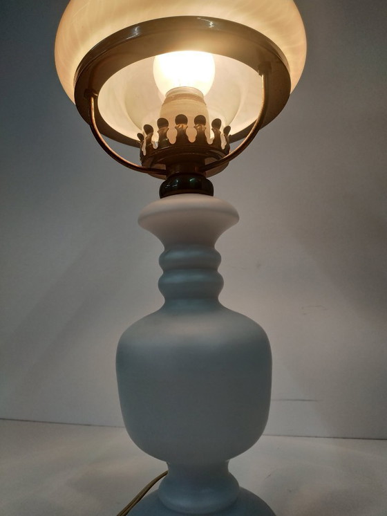 Image 1 of Lampe à huile ancienne vintage en verre opale (convertie).