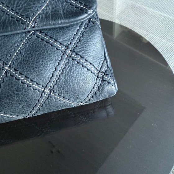 Image 1 of Chanel Seasonal Flap - Iriserende stiksels, gewatteerd leer, donkerblauw, goudkleurige hardware, serie 19