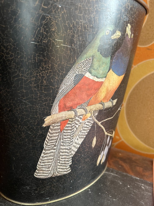 Vintage Art Deco prullenbak van zinkplaat met papegaaimotief