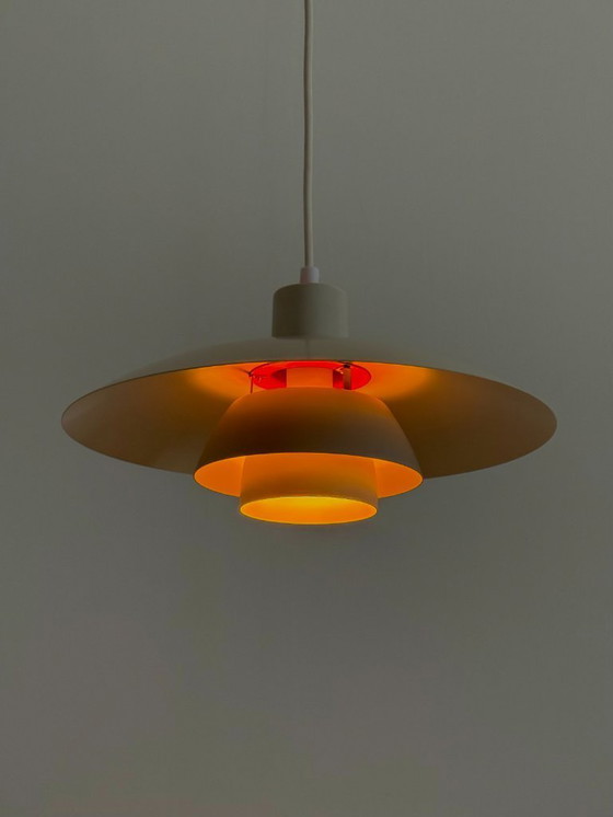 Image 1 of PH 4/3 hanglamp wit met oranje accenten van Poul Henningsen voor Louis Poulsen